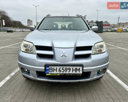 Серый Мицубиси Аутлендер, объемом двигателя 2 л и пробегом 209 тыс. км за 7200 $, фото 1 на Automoto.ua