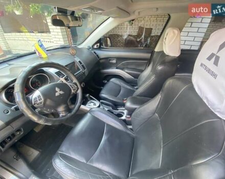 Серый Мицубиси Аутлендер, объемом двигателя 3 л и пробегом 232 тыс. км за 9200 $, фото 5 на Automoto.ua