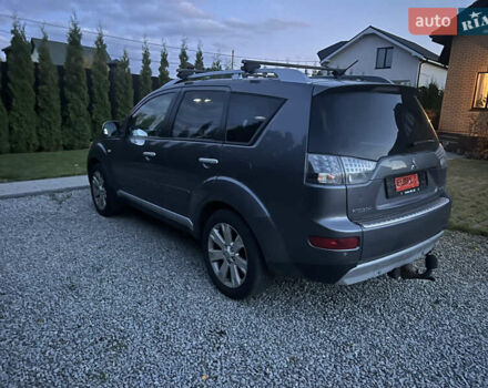 Серый Мицубиси Аутлендер, объемом двигателя 2 л и пробегом 235 тыс. км за 9000 $, фото 3 на Automoto.ua