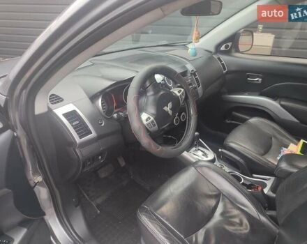 Серый Мицубиси Аутлендер, объемом двигателя 2.4 л и пробегом 290 тыс. км за 8000 $, фото 2 на Automoto.ua