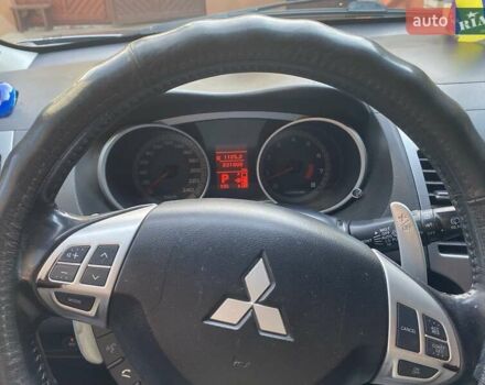 Серый Мицубиси Аутлендер, объемом двигателя 3 л и пробегом 232 тыс. км за 9200 $, фото 7 на Automoto.ua