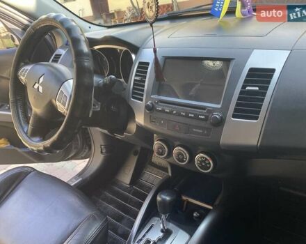 Серый Мицубиси Аутлендер, объемом двигателя 3 л и пробегом 232 тыс. км за 9200 $, фото 6 на Automoto.ua