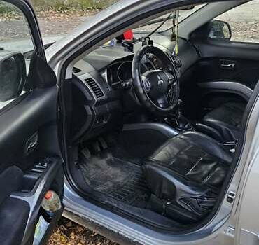 Серый Мицубиси Аутлендер, объемом двигателя 2.2 л и пробегом 280 тыс. км за 5300 $, фото 3 на Automoto.ua