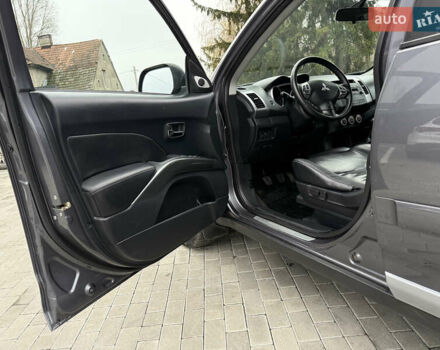 Сірий Міцубісі Аутлендер, об'ємом двигуна 2 л та пробігом 237 тис. км за 8999 $, фото 29 на Automoto.ua