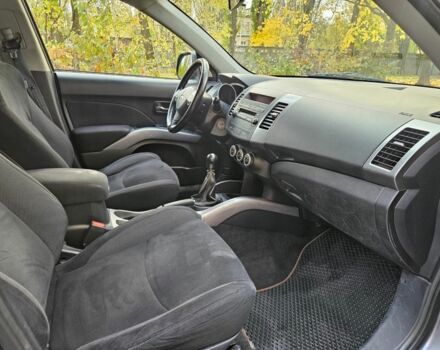 Серый Мицубиси Аутлендер, объемом двигателя 2 л и пробегом 400 тыс. км за 4700 $, фото 10 на Automoto.ua