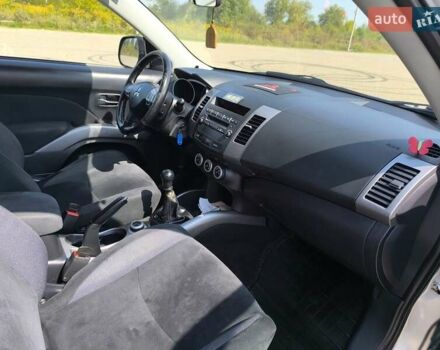 Серый Мицубиси Аутлендер, объемом двигателя 2 л и пробегом 267 тыс. км за 8750 $, фото 6 на Automoto.ua