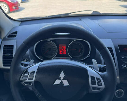 Серый Мицубиси Аутлендер, объемом двигателя 2.36 л и пробегом 215 тыс. км за 8000 $, фото 7 на Automoto.ua