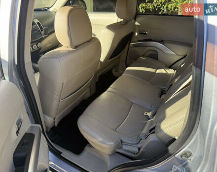 Серый Мицубиси Аутлендер, объемом двигателя 3 л и пробегом 176 тыс. км за 8300 $, фото 7 на Automoto.ua