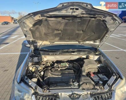 Сірий Міцубісі Аутлендер, об'ємом двигуна 2 л та пробігом 247 тис. км за 5600 $, фото 2 на Automoto.ua