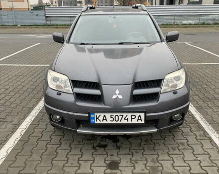 Серый Мицубиси Аутлендер, объемом двигателя 2.38 л и пробегом 227 тыс. км за 6600 $, фото 1 на Automoto.ua