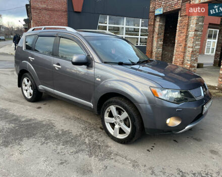 Серый Мицубиси Аутлендер, объемом двигателя 3 л и пробегом 294 тыс. км за 8200 $, фото 1 на Automoto.ua