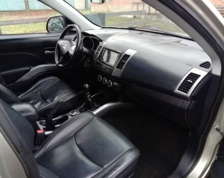 Серый Мицубиси Аутлендер, объемом двигателя 2 л и пробегом 300 тыс. км за 4800 $, фото 5 на Automoto.ua