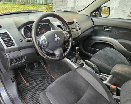 Серый Мицубиси Аутлендер, объемом двигателя 2 л и пробегом 400 тыс. км за 4700 $, фото 7 на Automoto.ua