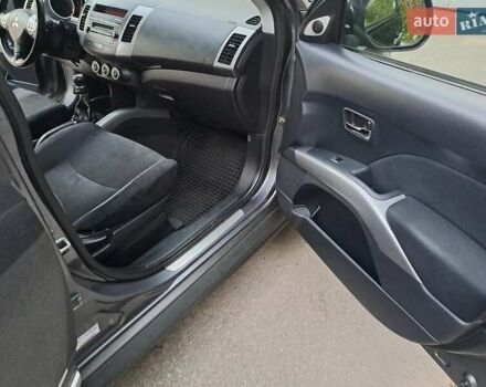 Серый Мицубиси Аутлендер, объемом двигателя 2 л и пробегом 275 тыс. км за 8000 $, фото 23 на Automoto.ua