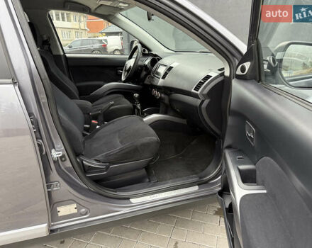 Серый Мицубиси Аутлендер, объемом двигателя 2.2 л и пробегом 162 тыс. км за 10000 $, фото 35 на Automoto.ua