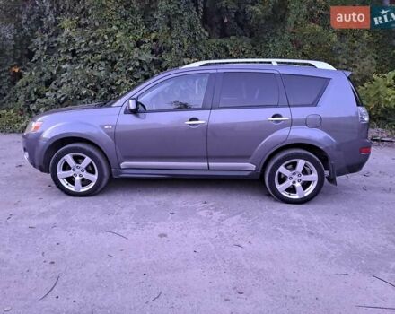 Серый Мицубиси Аутлендер, объемом двигателя 2 л и пробегом 275 тыс. км за 8000 $, фото 3 на Automoto.ua