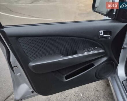 Сірий Міцубісі Аутлендер, об'ємом двигуна 2 л та пробігом 199 тис. км за 7600 $, фото 16 на Automoto.ua