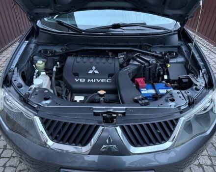 Серый Мицубиси Аутлендер, объемом двигателя 3 л и пробегом 132 тыс. км за 9600 $, фото 7 на Automoto.ua