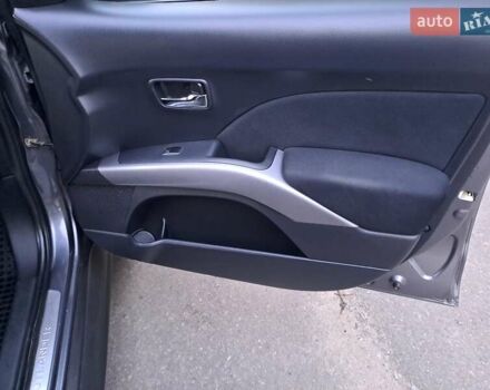 Серый Мицубиси Аутлендер, объемом двигателя 2 л и пробегом 275 тыс. км за 8000 $, фото 22 на Automoto.ua