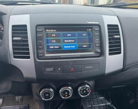 Серый Мицубиси Аутлендер, объемом двигателя 0 л и пробегом 260 тыс. км за 6000 $, фото 5 на Automoto.ua