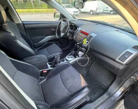 Серый Мицубиси Аутлендер, объемом двигателя 2.4 л и пробегом 321 тыс. км за 9000 $, фото 3 на Automoto.ua