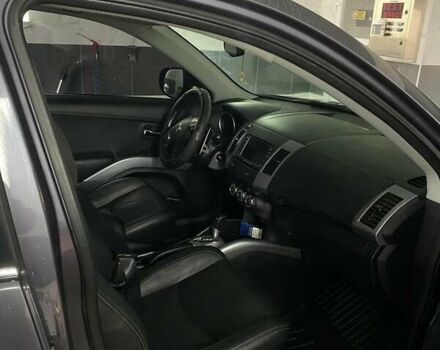 Серый Мицубиси Аутлендер, объемом двигателя 2 л и пробегом 225 тыс. км за 10500 $, фото 3 на Automoto.ua