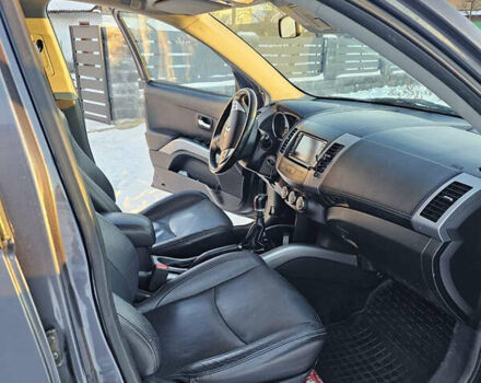 Серый Мицубиси Аутлендер, объемом двигателя 2.27 л и пробегом 220 тыс. км за 11300 $, фото 5 на Automoto.ua