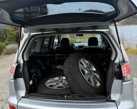 Серый Мицубиси Аутлендер, объемом двигателя 0 л и пробегом 279 тыс. км за 4935 $, фото 6 на Automoto.ua