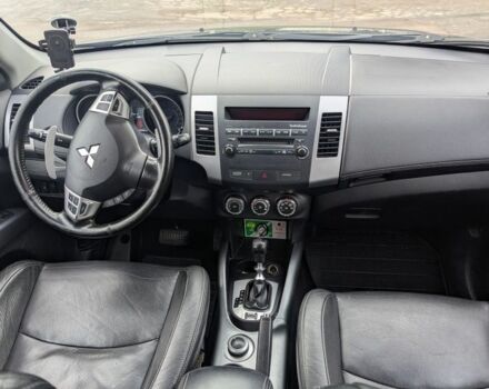 Серый Мицубиси Аутлендер, объемом двигателя 0 л и пробегом 204 тыс. км за 10200 $, фото 5 на Automoto.ua