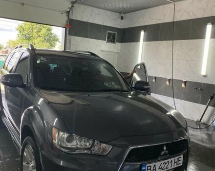 Серый Мицубиси Аутлендер, объемом двигателя 2 л и пробегом 225 тыс. км за 10500 $, фото 1 на Automoto.ua