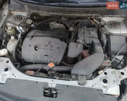 Серый Мицубиси Аутлендер, объемом двигателя 2 л и пробегом 205 тыс. км за 9600 $, фото 4 на Automoto.ua