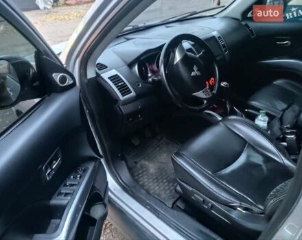 Серый Мицубиси Аутлендер, объемом двигателя 2 л и пробегом 205 тыс. км за 9600 $, фото 3 на Automoto.ua