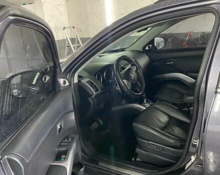 Серый Мицубиси Аутлендер, объемом двигателя 2 л и пробегом 225 тыс. км за 10500 $, фото 5 на Automoto.ua