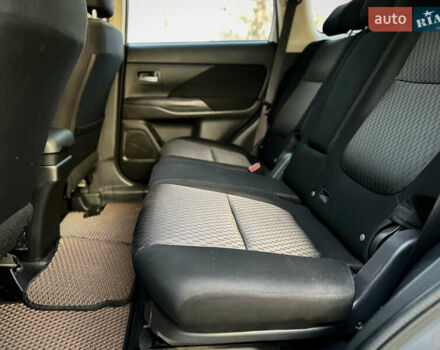 Сірий Міцубісі Аутлендер, об'ємом двигуна 2.36 л та пробігом 225 тис. км за 10500 $, фото 14 на Automoto.ua