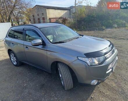 Серый Мицубиси Аутлендер, объемом двигателя 2.27 л и пробегом 240 тыс. км за 12150 $, фото 1 на Automoto.ua