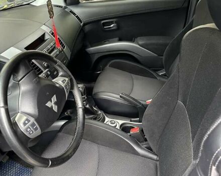 Серый Мицубиси Аутлендер, объемом двигателя 2.27 л и пробегом 207 тыс. км за 11000 $, фото 2 на Automoto.ua