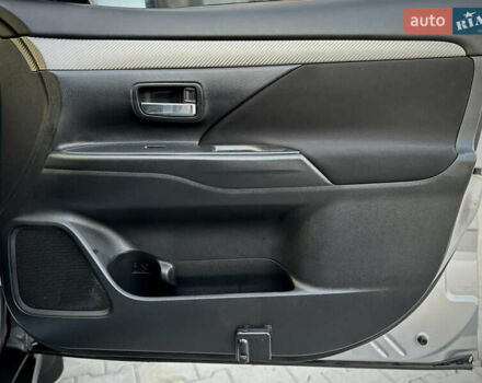 Сірий Міцубісі Аутлендер, об'ємом двигуна 2.36 л та пробігом 225 тис. км за 10500 $, фото 17 на Automoto.ua