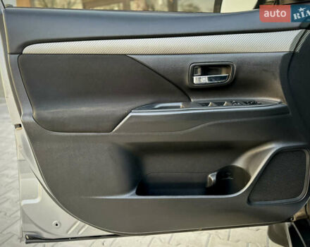 Сірий Міцубісі Аутлендер, об'ємом двигуна 2.36 л та пробігом 225 тис. км за 10500 $, фото 11 на Automoto.ua