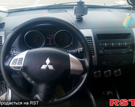 Серый Мицубиси Аутлендер, объемом двигателя 2 л и пробегом 203 тыс. км за 12000 $, фото 1 на Automoto.ua
