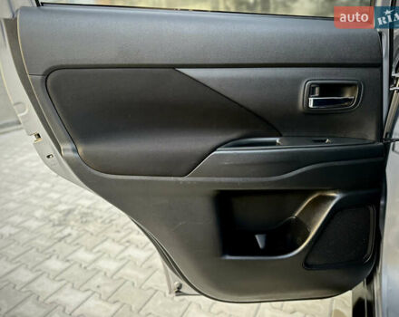 Сірий Міцубісі Аутлендер, об'ємом двигуна 2.36 л та пробігом 225 тис. км за 10500 $, фото 13 на Automoto.ua