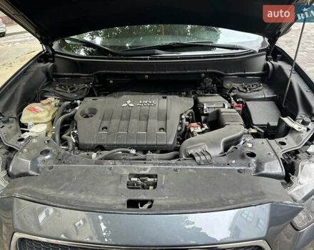 Серый Мицубиси Аутлендер, объемом двигателя 2.27 л и пробегом 207 тыс. км за 11000 $, фото 5 на Automoto.ua