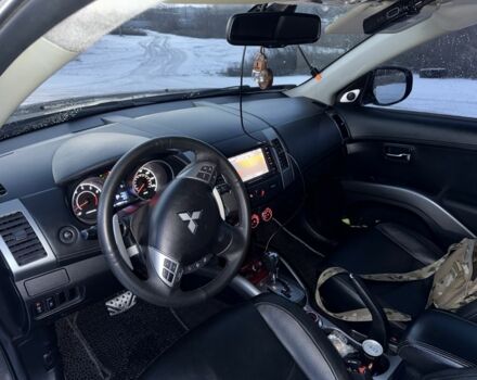 Серый Мицубиси Аутлендер, объемом двигателя 3 л и пробегом 220 тыс. км за 7700 $, фото 4 на Automoto.ua