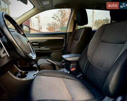 Сірий Міцубісі Аутлендер, об'ємом двигуна 2.36 л та пробігом 225 тис. км за 10500 $, фото 12 на Automoto.ua