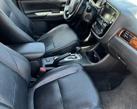 Серый Мицубиси Аутлендер, объемом двигателя 2.5 л и пробегом 205 тыс. км за 12400 $, фото 4 на Automoto.ua