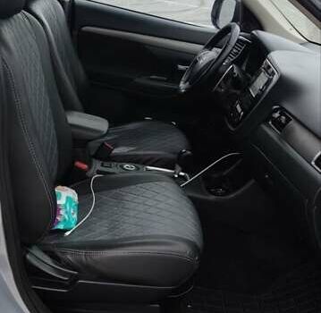 Сірий Міцубісі Аутлендер, об'ємом двигуна 2 л та пробігом 231 тис. км за 12200 $, фото 11 на Automoto.ua