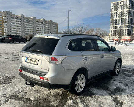 Серый Мицубиси Аутлендер, объемом двигателя 2.27 л и пробегом 270 тыс. км за 12800 $, фото 5 на Automoto.ua