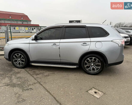 Серый Мицубиси Аутлендер, объемом двигателя 2.36 л и пробегом 198 тыс. км за 13990 $, фото 5 на Automoto.ua