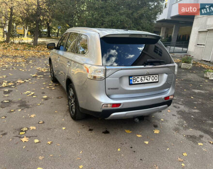 Серый Мицубиси Аутлендер, объемом двигателя 3 л и пробегом 235 тыс. км за 12400 $, фото 17 на Automoto.ua