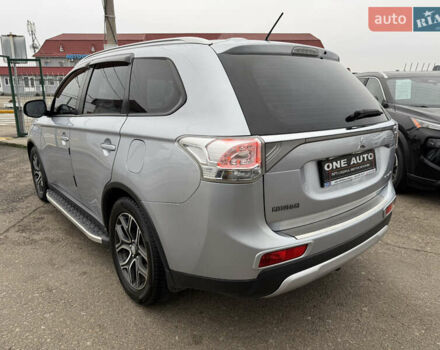 Серый Мицубиси Аутлендер, объемом двигателя 2.36 л и пробегом 198 тыс. км за 13990 $, фото 6 на Automoto.ua