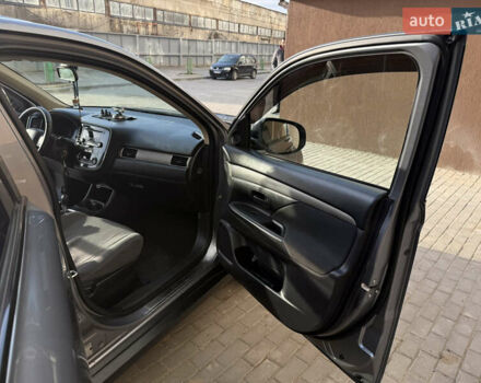 Серый Мицубиси Аутлендер, объемом двигателя 2 л и пробегом 137 тыс. км за 13700 $, фото 9 на Automoto.ua